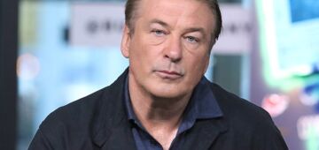 Alec Baldwin vai a julgamento por homicídio culposo por tiro que matou diretora em set de filme