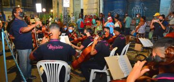 Com cantata natalina, projetos solidários fornecem jantar para pessoas em situação de rua