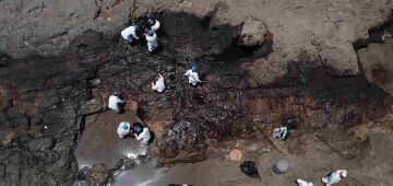 Derramamento de óleo atribuído à erupção no Pacífico atinge áreas de proteção no Peru