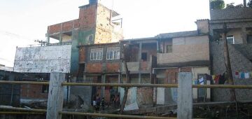 Delegado é resgatado após entrar por engano em favela do Rio