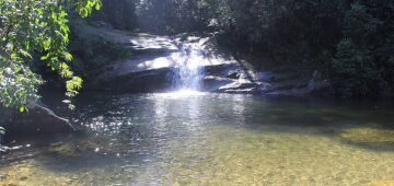 Jovem morre após cair na Cachoeira do Mendanha, na Zona Oeste do Rio