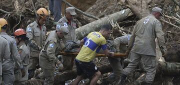 Bombeiros retomam buscas em Petrópolis; moradores seguiram procura por vítimas na madrugada