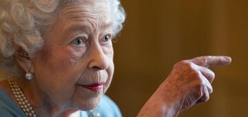 Elizabeth II faz rara aparição pública antes de seus 70 anos de reinado