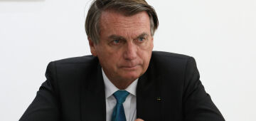 Bolsonaro revoga decretos e põe fim a comitê de enfrentamento à Covid-19