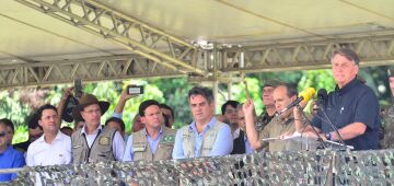 Ao lado de aliados, Bolsonaro lança pedra fundamental da Escola de Sargentos em Pernambuco