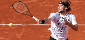Tsitsipas e Medvedev avançam sem sustos em Roland Garros; Swiatek sobrevivente do Top 10