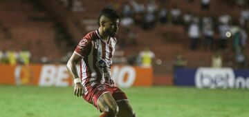 Bryan sai lesionado de jogo contra CSA e preocupa Náutico