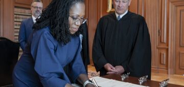 Primeira mulher negra toma posse na Suprema Corte dos EUA