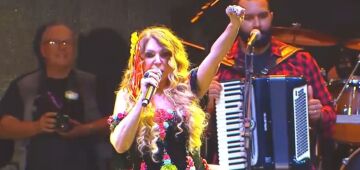 Elba Ramalho reclama de gritos contra Bolsonaro em show: "Isso não é um comício"