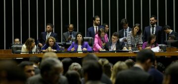 Data celebra o voto e a participação feminina na política