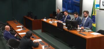 Sessão para ouvir FNDE sobre compra de material escolar com sobrepreço tem tumulto