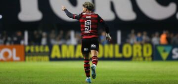 Gabriel decide e Flamengo derrota Santos na Vila Belmiro por 2x1