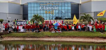 Apoiadores já estão no Classic Hall, em Olinda, à espera do ex-presidente Lula