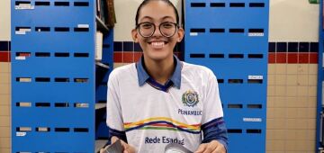 Aprovada em três universidades do exterior, estudante ganha passagem do Governo de Pernambuco