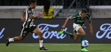 Com dois a menos, Palmeiras segura Galo e avança à semifinal da Libertadores nos pênaltis