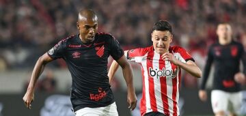 Com gol nos acréscimos, Athletico vence Estudiantes e garante vaga na semifinal da Libertadores