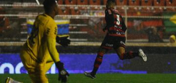 Bola aérea castiga, Carlos Eduardo falha, e Sport é goleado pelo Ituano