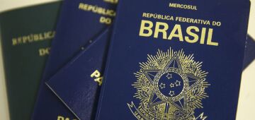 Secretário promete liberar verba para retomar emissão de passaportes