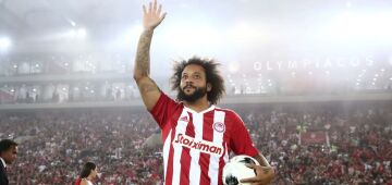 Mais de 20 mil torcedores recebem Marcelo em sua chegada ao Olympiacos