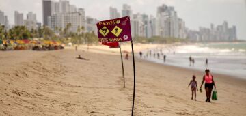 Fim de semana com feriado terá marés altas no horário de pico da praia. Veja os dias 