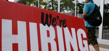 Taxa de desemprego nos EUA sobe a 4,3% em agosto; revisão mostra corte de empregos em junho