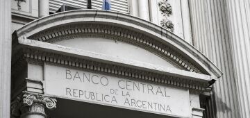 Presidente do BC argentino diz que cartão de débito em dólar está em desenvolvimento