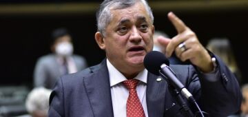 Líder do governo diz que confusão na família Bolsonaro ajuda Lula e cita prioridades para 2026