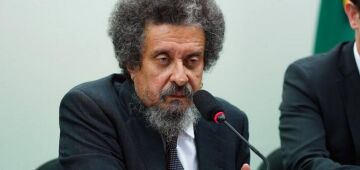 "Trump colocou a faca e o queijo na mão de Lula", diz João Santana