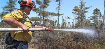 Incêndios se intensificam no Canadá e podem durar 'todo o verão'