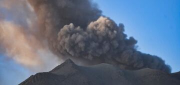 Peru ativa estado de emergência nos arredores de vulcão em erupção