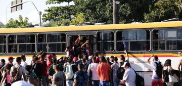 Passageiros enfrentam longas filas e ônibus cheios no sexto dia da greve dos rodoviários