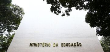 Brasil tem ligeira alta na qualidade da educação, mas fica longe da maioria das metas