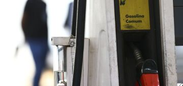 Defasagem da gasolina chega a 18%, em meio à disputa pelo comando da Petrobras