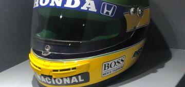 Exposição exibe capacete que transmite voz de Ayrton Senna por 'condução óssea'