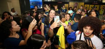 Com carinho da torcida, Seleção Brasileira de Vôlei feminino desembarca no Recife para Sul-Americano