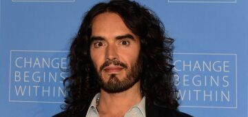 Russell Brand é alvo de novas acusações de estupro e agressão sexual no Reino Unido