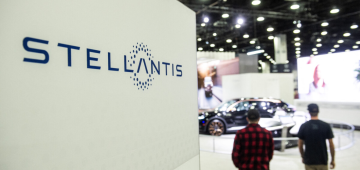 Stellantis anuncia recall de 330 mil carros nos EUA por problema de airbag