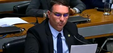 Flávio Bolsonaro pede impeachment de Moraes, e ex-presidente chama ministro do STF de "obcecado"