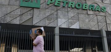 Gasolina da Petrobras está há 5 dias acima do preço internacional, diz Abicom