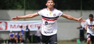 Treinador e gerente de futebol do Santa Cruz assistem a Sport e