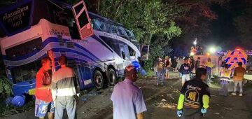 Ônibus bate em árvore na Tailândia e deixa 14 mortos