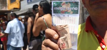 Na véspera da Mega da Virada, recifenses lotam lotérica no Pina com o sonho de levar R$ 570 milhões