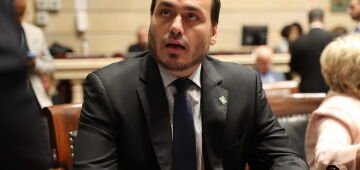 Carlos critica Centrão após resistências à candidatura de Flávio: 'Opera pelo interesse do mercado'