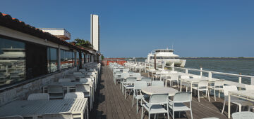 Catamaran: casa tem diversos ambientes e vista privilegiada de frente para o mar