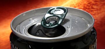 Bebidas energéticas: consumo excessivo pode representar sério risco de AVC, alertam médicos