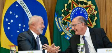 Lançamento de livro de marqueteiro reúne Lula, Alckmin e ministros