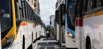 Rodoviários fecham avenida Guararapes, no Centro do Recife, em protesto por reajuste salarial