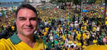 Flávio Bolsonaro diz que ex-presidente não pode ser responsabilizado por trama golpista