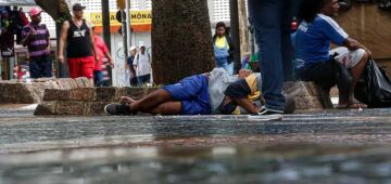 Vereadores de São Paulo aprovam projeto que multa em R$ 17 mil quem der comida para morador de rua