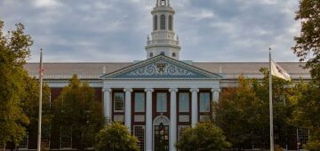 Ex-gerente do necrotério de Harvard condenado por vender pedaços de corpos